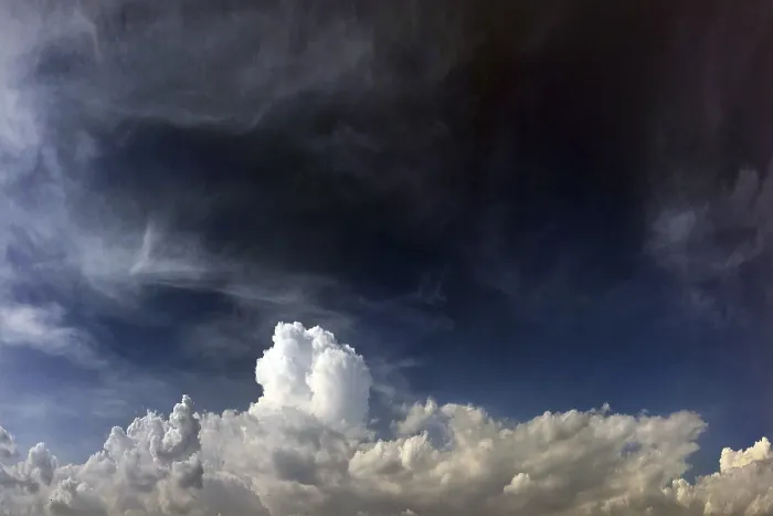 Gerahmter Druck : Schöner blauer Himmel mit Wolkenhintergrund. Gerahmter Druck : Schöner blauer Himmel mit Wolkenhintergrund.