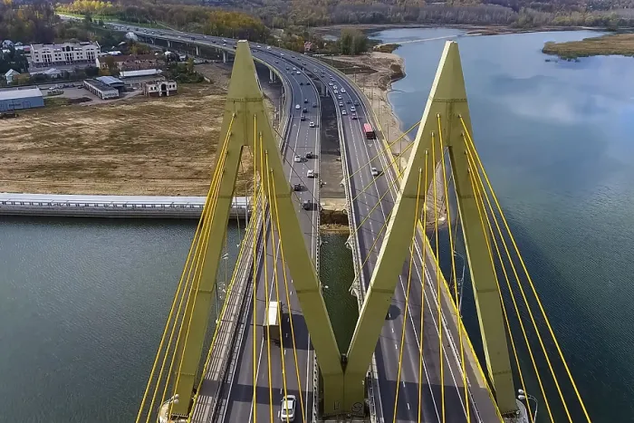 Gerahmter Druck : Schöne Brücke über den Fluss. Gerahmter Druck : Schöne Brücke über den Fluss.