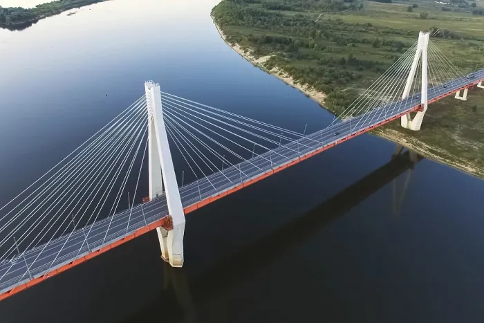 Gerahmter Druck : Schöne Brücke über den Fluss. Gerahmter Druck : Schöne Brücke über den Fluss.