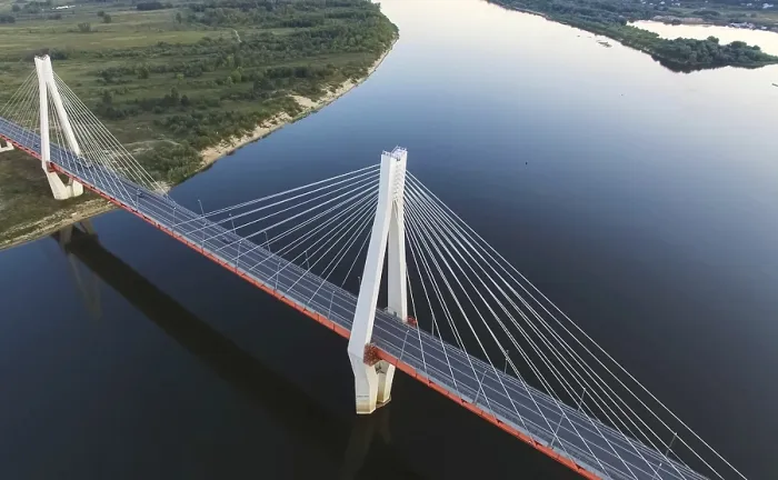 Gerahmter Druck : Schöne Brücke über den Fluss. Gerahmter Druck : Schöne Brücke über den Fluss.