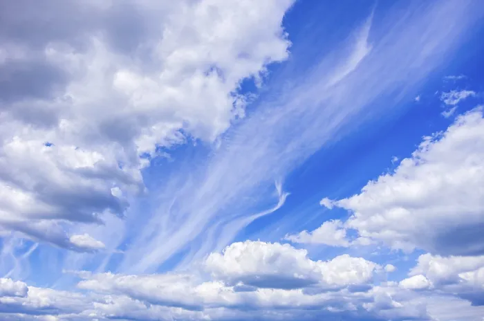 Gerahmter Druck : Schöne Wolkenformationen unter einem hellblauen Himmel. Gerahmter Druck : Schöne Wolkenformationen unter einem hellblauen Himmel.