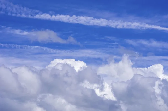 Gerahmter Druck : Schöne Wolkenformationen unter einem hellblauen Himmel. Gerahmter Druck : Schöne Wolkenformationen unter einem hellblauen Himmel.