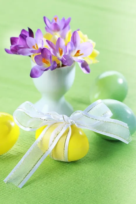 Gerahmter Druck : Schöne Krokusse für Ostern und Eier.