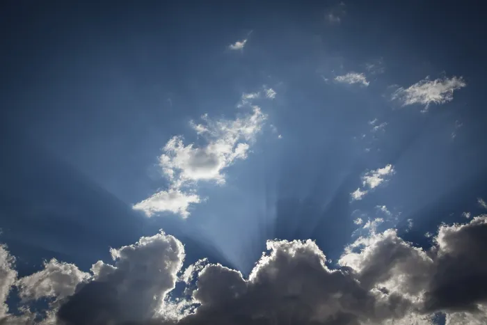 Gerahmter Druck : Stürmische Wolken mit silberner Bahn und Lichtstrahlen Gerahmter Druck : Stürmische Wolken mit silberner Bahn und Lichtstrahlen