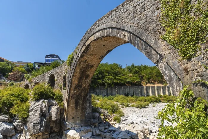 Gerahmter Druck : Die schöne alte Mesbrücke bei Shkodër. Gerahmter Druck : Die schöne alte Mesbrücke bei Shkodër.