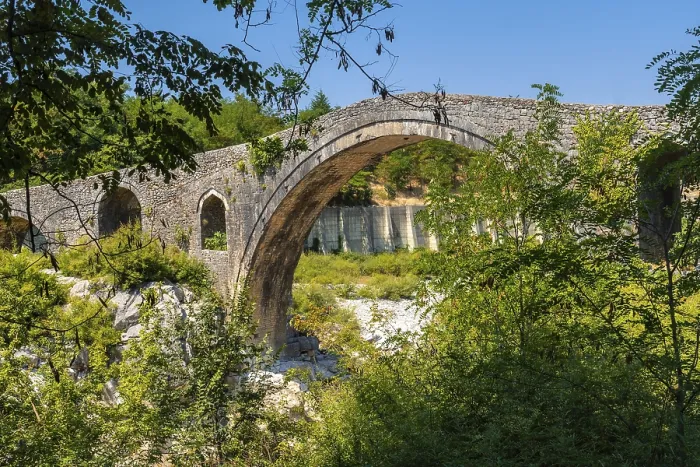 Gerahmter Druck : Die schöne alte Mes-Brücke bei Shkodër. Gerahmter Druck : Die schöne alte Mes-Brücke bei Shkodër.