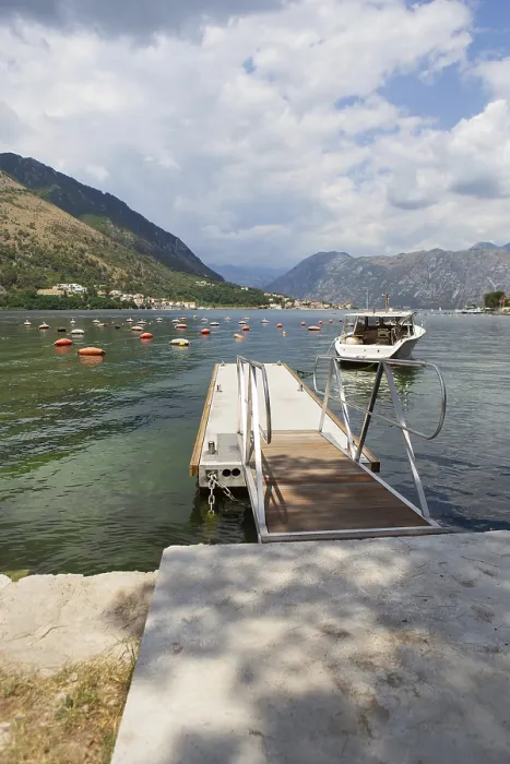 Gerahmter Druck : Sehr schöne Promenade der Bucht von Kotor. Gerahmter Druck : Sehr schöne Promenade der Bucht von Kotor.