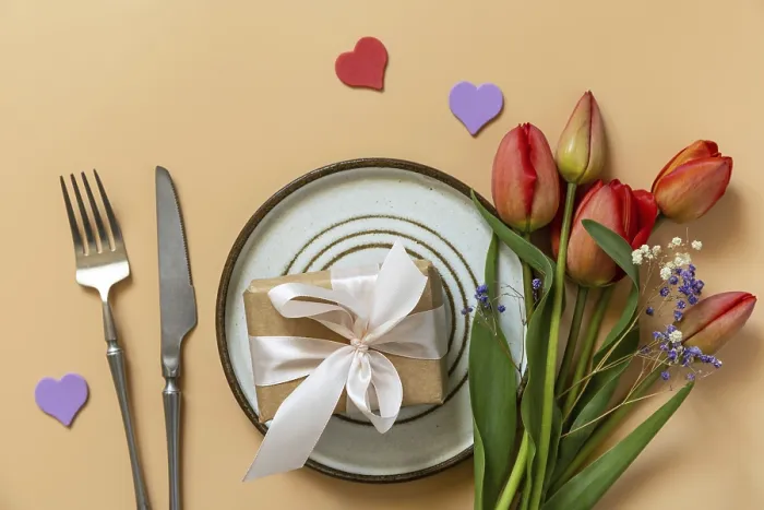 Gerahmter Druck : Schönes Tischsetting mit Geschenkkarton. Gerahmter Druck : Schönes Tischsetting mit Geschenkkarton.