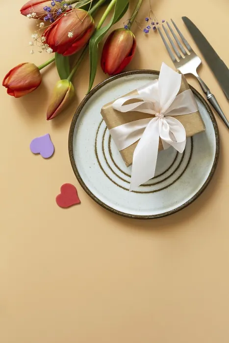Gerahmter Druck : Schönes Tischbild mit Geschenkkarton. Gerahmter Druck : Schönes Tischbild mit Geschenkkarton.