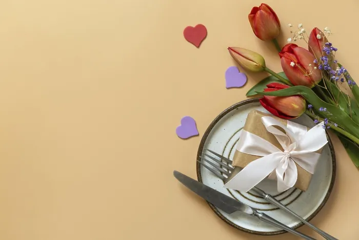 Gerahmter Druck : Schöne Tischdekoration mit Geschenkkarton. Gerahmter Druck : Schöne Tischdekoration mit Geschenkkarton.