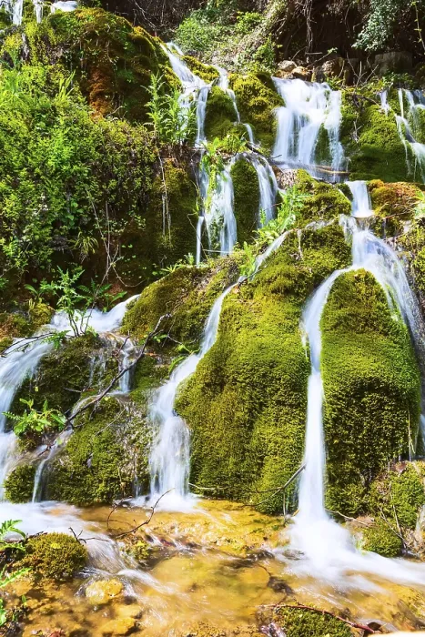 Gerahmter Druck : Schöner Wasserfall in der Waldkaskade