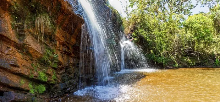 Gerahmter Druck : Schöner Wasserfall unter den Felsen. Gerahmter Druck : Schöner Wasserfall unter den Felsen.