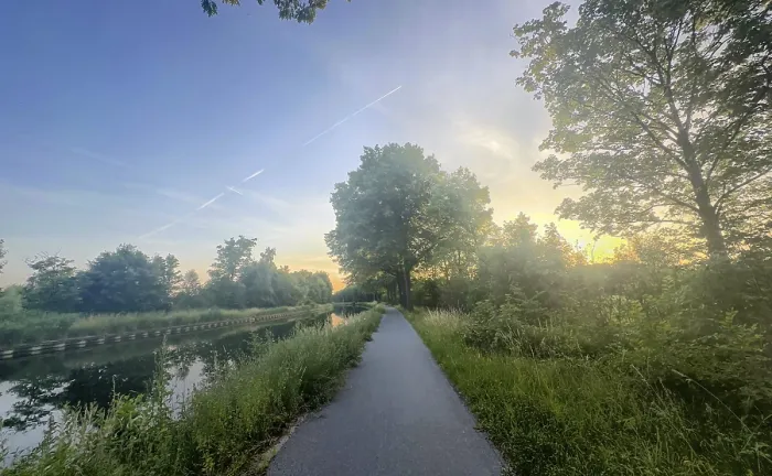Gerahmter Druck : Ein wunderschöner ruhiger Flussuferweg. Gerahmter Druck : Ein wunderschöner ruhiger Flussuferweg.