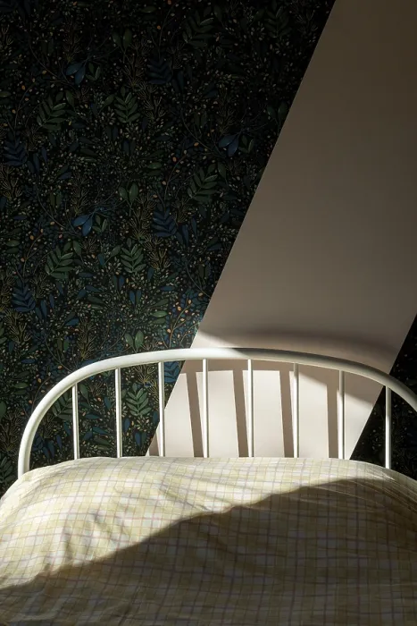 Gerahmter Druck : Bett in einem Zimmer. Gerahmter Druck : Bett in einem Zimmer.