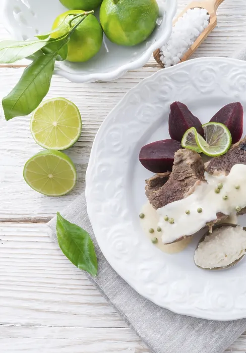 Gerahmter Druck : Rinder mit Rotkohl und Meerrettichsauce Gerahmter Druck : Rinder mit Rotkohl und Meerrettichsauce