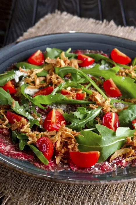 Gerahmter Druck : Rinderkarpatzio mit Tomaten-Cherry. Gerahmter Druck : Rinderkarpatzio mit Tomaten-Cherry.