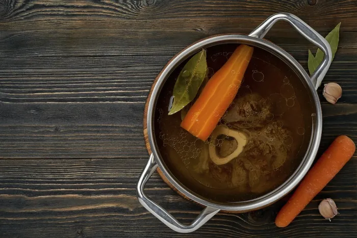 Gerahmter Druck : Rinderbrühe, Ossobuco auf dem Knochen. Gerahmter Druck : Rinderbrühe, Ossobuco auf dem Knochen.