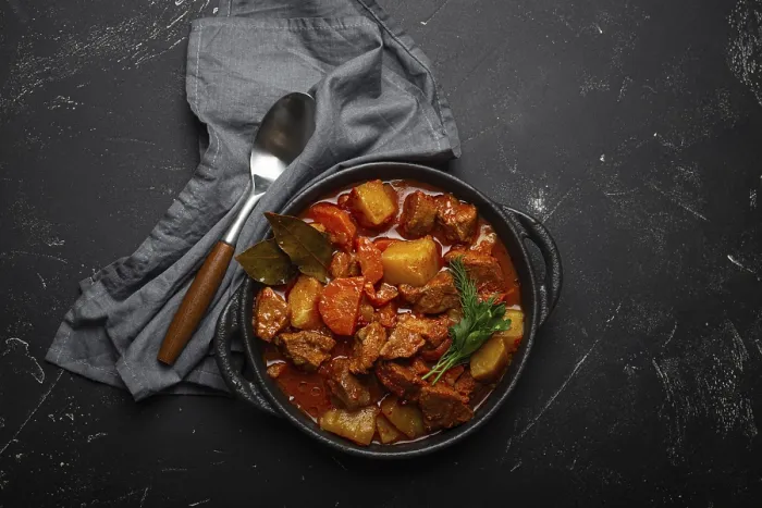 Gerahmter Druck : Rinderfleischgulasch mit Kartoffeln. Gerahmter Druck : Rinderfleischgulasch mit Kartoffeln.