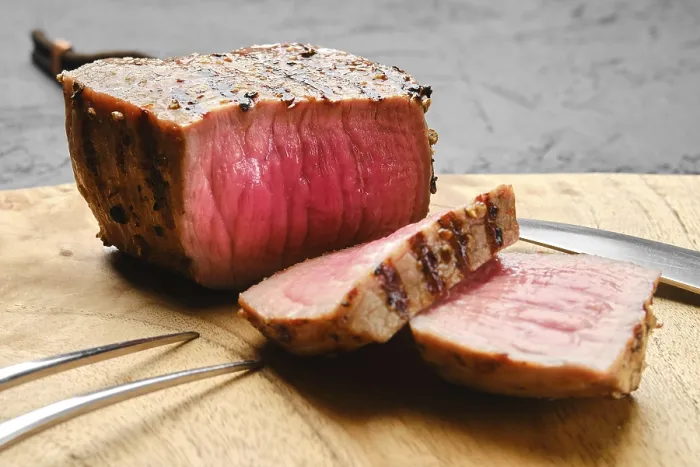 Gerahmter Druck : Rindfleischsteak medium rare mit Scheiben. Gerahmter Druck : Rindfleischsteak medium rare mit Scheiben.