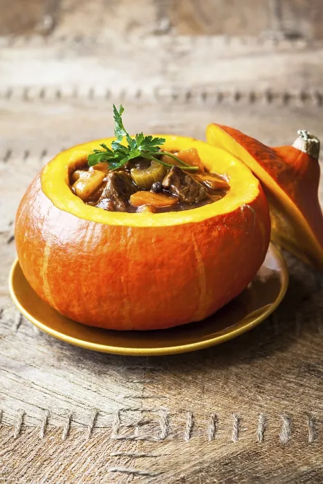 Gerahmter Druck : Rinderstew mit Gemüse in Kürbis. Gerahmter Druck : Rinderstew mit Gemüse in Kürbis.