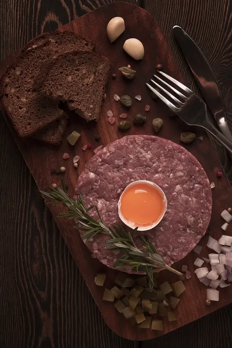 Gerahmter Druck : Rinderfilet tartare, mit Ei, Kapern. Gerahmter Druck : Rinderfilet tartare, mit Ei, Kapern.