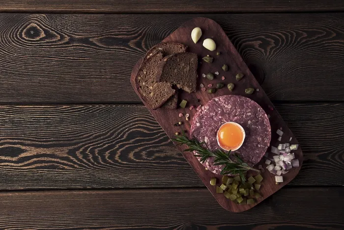 Gerahmter Druck : Rinderfilet tartare, mit Ei, Kapern. Gerahmter Druck : Rinderfilet tartare, mit Ei, Kapern.