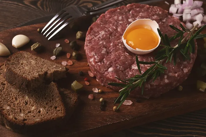 Gerahmter Druck : Rindersteak tartare, mit Ei, Kapern. Gerahmter Druck : Rindersteak tartare, mit Ei, Kapern.