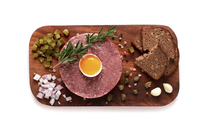 Gerahmter Druck : Rinderfilet tartare, mit Ei, Kapern. Gerahmter Druck : Rinderfilet tartare, mit Ei, Kapern.