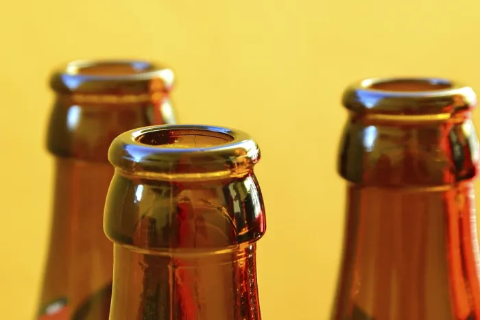 Gerahmter Druck : Leere Bierflaschen. Gerahmter Druck : Leere Bierflaschen.