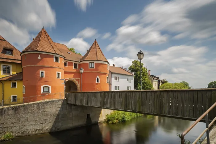 Gerahmter Druck : Biergarten in Cham im Oberpfälzer Land, Bayern, bei Sonnenschein am Sommertag mit Wolken im blauen Himmel. Gerahmter Druck : Biergarten in Cham im Oberpfälzer Land, Bayern, bei Sonnenschein am Sommertag mit Wolken im blauen Himmel.