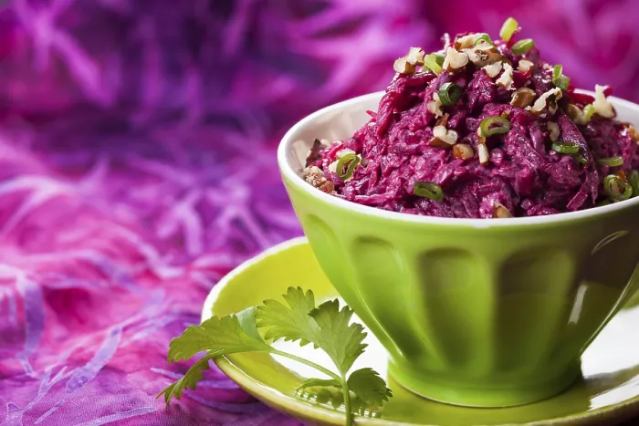 Gerahmter Druck : Beetensalat mit Nüssen und Dressing. Gerahmter Druck : Beetensalat mit Nüssen und Dressing.