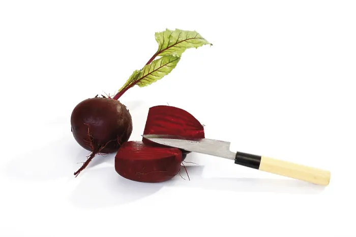 Gerahmter Druck : Rote Beete und ein Messer. Gerahmter Druck : Rote Beete und ein Messer.