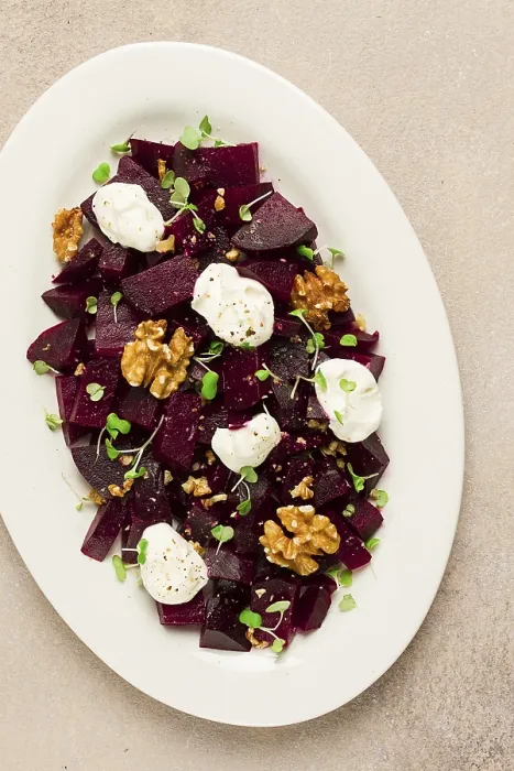 Gerahmter Druck : Salat aus Rote Beete mit Nüssen, Rahmkaese und Mikrogreeneren. Gerahmter Druck : Salat aus Rote Beete mit Nüssen, Rahmkaese und Mikrogreeneren.