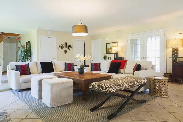 Gerahmter Druck : Beige gepolsterte Sofas mit farbenfrohen Kissen. Gerahmter Druck : Beige gepolsterte Sofas mit farbenfrohen Kissen.