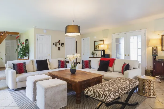 Gerahmter Druck : Beige gepolsterte Sofas mit farbenfrohen Kissen. Gerahmter Druck : Beige gepolsterte Sofas mit farbenfrohen Kissen.