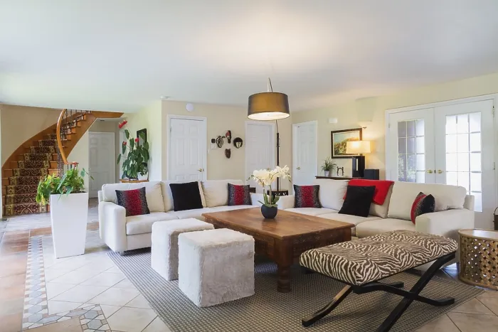 Gerahmter Druck : Beige gepolsterte Sofas mit farbenfrohen Kissen. Gerahmter Druck : Beige gepolsterte Sofas mit farbenfrohen Kissen.