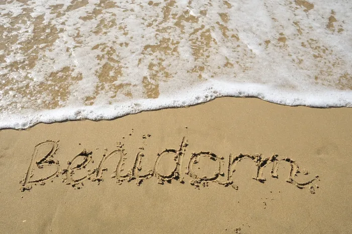Gerahmter Druck : Benidorm geschrieben in den Sand. Gerahmter Druck : Benidorm geschrieben in den Sand.