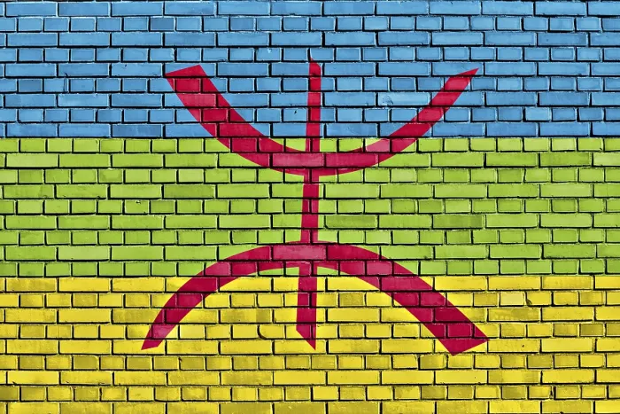 Gerahmter Druck : Berber-Flag auf Ziegelmauer gemalt. Gerahmter Druck : Berber-Flag auf Ziegelmauer gemalt.