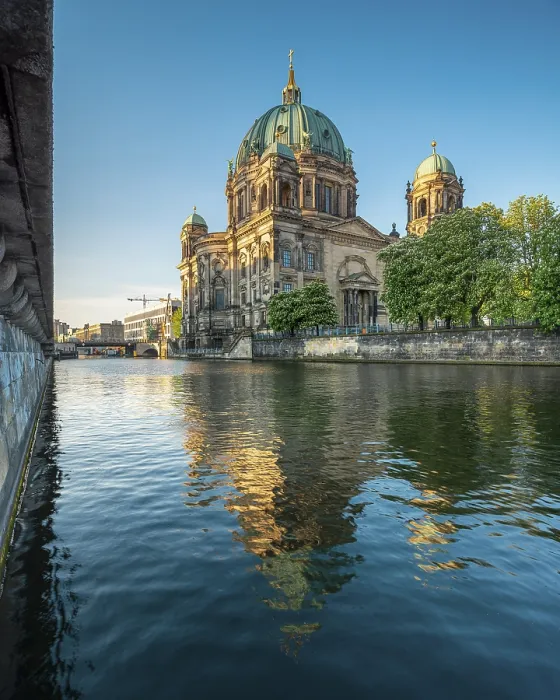 Gerahmter Druck : Die Berliner Kathedrale wird im Spree reflektiert. Gerahmter Druck : Die Berliner Kathedrale wird im Spree reflektiert.