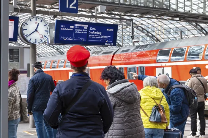 Gerahmter Druck : Bahnhof Berlin Hauptbahnhof. Zugüberwachung auf der Bahnsteig während des Abfahrts einer Regionalbahn. Gerahmter Druck : Bahnhof Berlin Hauptbahnhof. Zugüberwachung auf der Bahnsteig während des Abfahrts einer Regionalbahn.