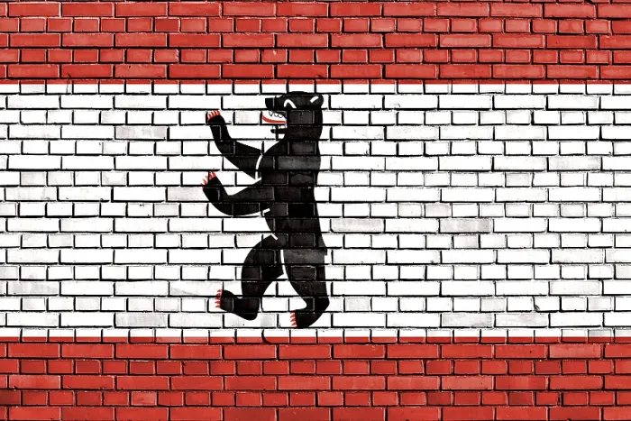 Gerahmter Druck : Berlin-Flagge auf Ziegelmauer gemalt. Gerahmter Druck : Berlin-Flagge auf Ziegelmauer gemalt.