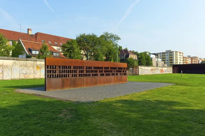 Gerahmter Druck : Gedenkmauer Berlin, Fenster der Erinnerung. Gerahmter Druck : Gedenkmauer Berlin, Fenster der Erinnerung.