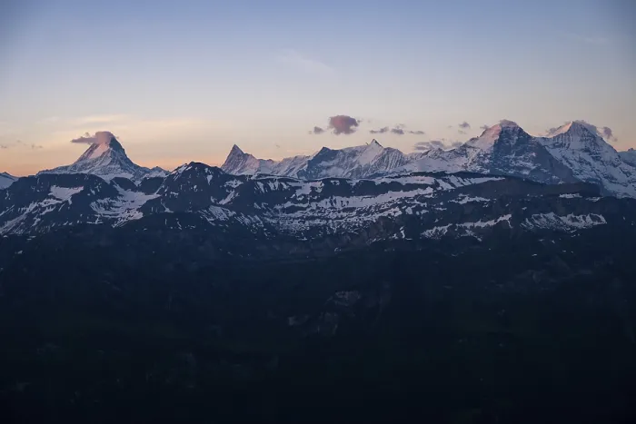 Gerahmter Druck : Morgendämmerung auf dem Berner Gipfel, Interlaken, Berner Oberland, Schweiz Gerahmter Druck : Morgendämmerung auf dem Berner Gipfel, Interlaken, Berner Oberland, Schweiz
