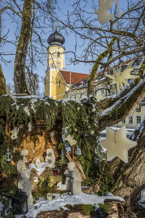 Gerahmter Druck : Kloster Bernried mit Kinderbett im Winter Gerahmter Druck : Kloster Bernried mit Kinderbett im Winter