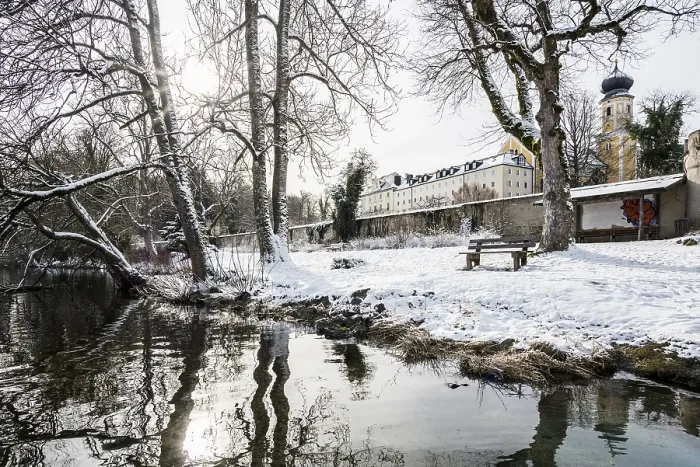 Gerahmter Druck : Kloster Bernried mit Schnee im Winter Gerahmter Druck : Kloster Bernried mit Schnee im Winter