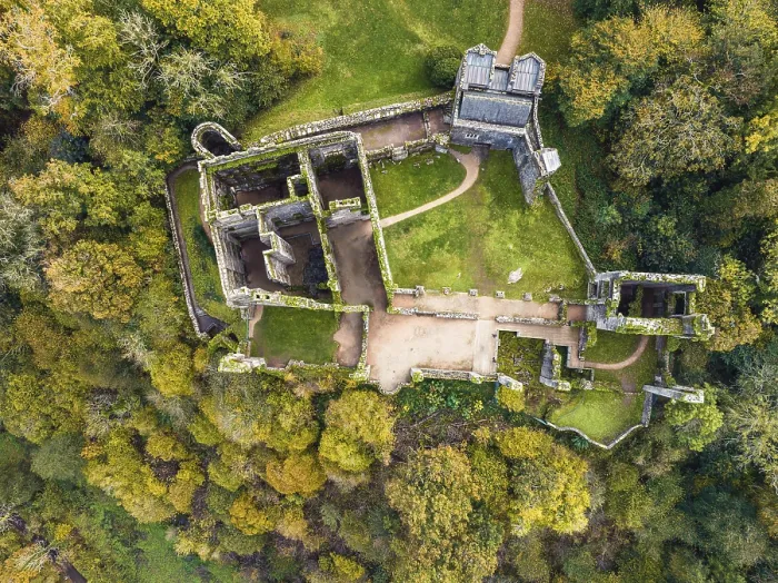 Gerahmter Druck : Top Down über Berry Pomeroy Castle von einem Drohn. Gerahmter Druck : Top Down über Berry Pomeroy Castle von einem Drohn.