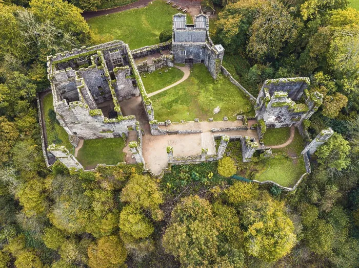 Gerahmter Druck : Top Down über Berry Pomeroy Castle von einem Drohnen.