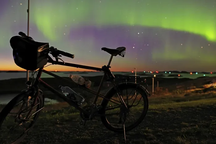 Gerahmter Druck : Fahrrad vor der Nordlichter. Gerahmter Druck : Fahrrad vor der Nordlichter.