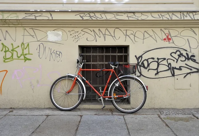 Gerahmter Druck : Fahrrad vor einer mit Graffiti überzogenen Wand. Gerahmter Druck : Fahrrad vor einer mit Graffiti überzogenen Wand.