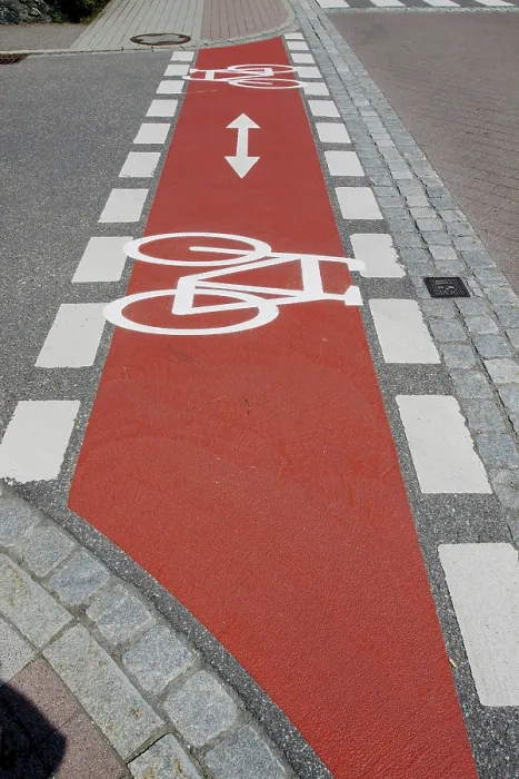 Gerahmter Druck : Fahrradweg mit roter Markierung Gerahmter Druck : Fahrradweg mit roter Markierung
